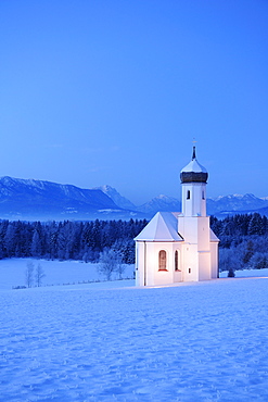 Snow covered church in front of Zugspitze and Ammergau range in the evening, Penzberg, Werdenfelser Land, Upper Bavaria, Bavaria, Germany, Europe