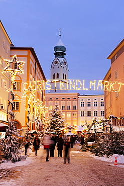 People approaching Christmas market, Christmas market Rosenheim, Rosenheim, Upper Bavaria, Bavaria, Germany, Europe