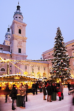 Christmas market at night with cathedral of Salzburg, Christmas market Salzburg, UNESCO World Heritage Site Salzburg, Salzburg, Austria, Europe