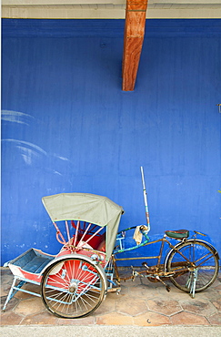 Trishaw in front of historic Cheong Fatt Tze Mansion, Georgetown, Penang, Malaysia, Asia