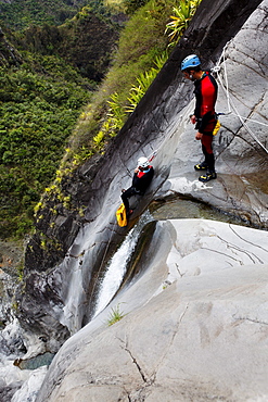 People canyoning at Canyon du Fleur Jaune bei Cilaos, La Reunion, Indian Ocean