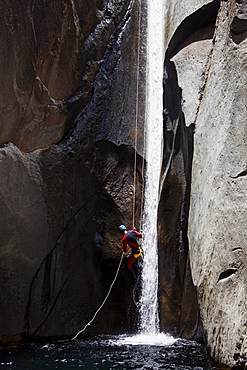 People canyoning at Canyon du Fleur Jaune bei Cilaos, La Reunion, Indian Ocean