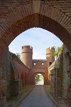 Muenstertor, City gate, City wall, Zuelpich, Northern part of Eifel, North Rhine-Westphalia, Germany, Europe