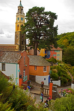 The village of Portmeirion and church tower, founded by Welsh architekt Sir Clough Williams-Ellis in 1926, Portmeirion, Wales, UK