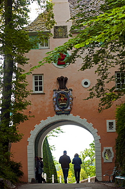 Entrance arch to the village of Portmeirion, founded by Welsh architekt Sir Clough Williams-Ellis in 1926, Wales, UK