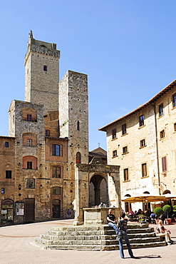 City square of San Gimignano with fountain, UNESCO World Heritage Site San Gimignano, San Gimigliano, Tuscany, Italy