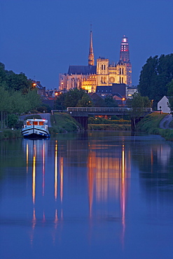 View from the Canal de la Somme onto Notre-Dame cathedral in the evening, Amiens, Dept. Somme, Picardie, France, Europe