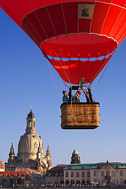 Balloon rising from the Elbe riverbank, Frauenkirche in the background, Dresden, Saxonia, Germany, Europe