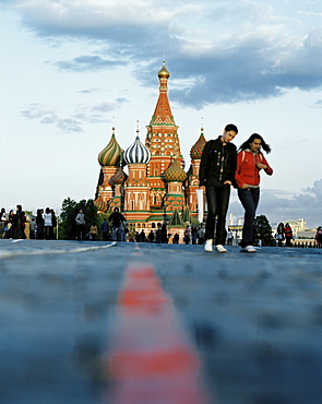 Pedestrians in front of the St. Basil's Cathedral on Red Square in the evening, Moscow, Russia, Europe