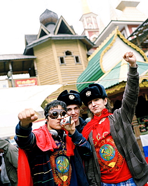 Tourists with soviet devotional objects on fleamarket Ismailowski Vernissage, Moscow, Russia, Europe