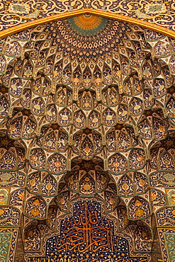 Intricate details on wall inside musalla, Sultan Qaboos Grand Mosque, Muscat, Masqat, Oman, Arabian Peninsula