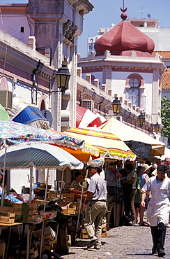 People standing at market stands in the sunlight, LoulÃˆ, Faro, Algarve, Portugal, Europe