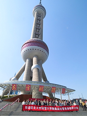 Tourists in front of the Pearltower, 468 m, built by architect Jia Huan Cheng and Shanghai Modern Architectural Design Co. Ltd., Pudong, Shanghai, China, Asia