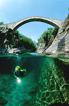 Flusstauchen in der Verzasca, Scubadiving in a fre, Scubadiving in a freshwater river