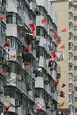 apartment towers, living in Shanghai, highrise apartments, national flags, Nationalflagge, Laundry