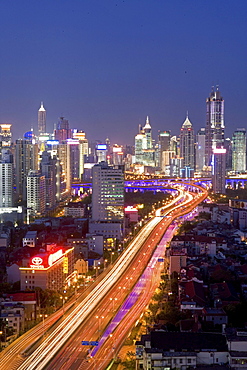 Gaojia motorway, Yan'an Zhonglu Motorway, Gaojia, elevated highway system, Hochstrasse, Autobahnring, Autobahnkreuz im Zentrum von Shanghai, Hochstrasse auf Stelzen, Kreuzung von Chongqing Zhong Lu und Yan'an Dong Lu, Expressway, night skyline of central Shanghai, Huaihai and Pudong, Lichterband