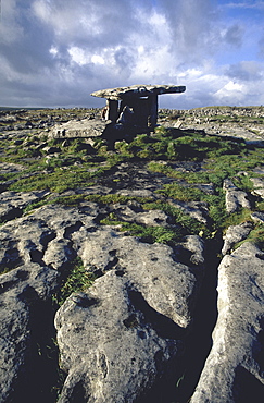 Poulnabrone Dolmen, The Burren, County Clare, Ireland00058538