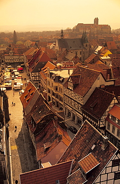 Europe, Germany, Saxony-Anhalt, Quedlinburg, historic town centre with market square, in the background castle hill and the collegiate church of St. Servatius