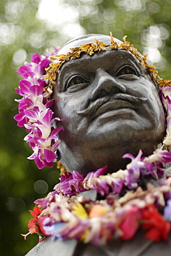 Detail of the sculpture of Prince Jonah Kuhio KalanianaÂ¥ole, Waikiki Beach, Honolulu, Hawaii, America, USA