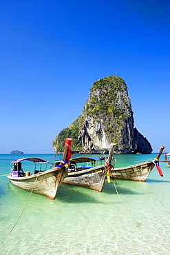 Anchored boats, chalk cliff in background, Phra Nang Beach, Laem Phra Nang, Railay, Krabi, Thailand, after the tsunami