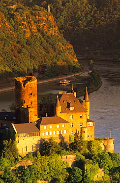 Europe, Germany, Rhineland-Palatinate, Sankt Goarshausen, Burg Katz at river Rhine, Loreley rock in the background