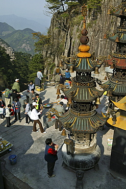 pilgrims, Tiantai Feng, Mount Jiuhua, mountain of nine flowers, Jiuhua Shan, Anhui province, China, Asia