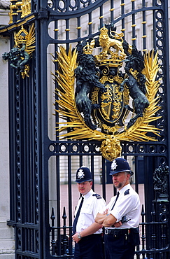 Europe, Great Britain, England, London, Bobbies at Buckingham Palace