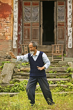 Taichi master demonstrating Taichi in front of his old house at the foot of Mount Wudang, Wudang Shan, Taoist mountain, Hubei province, Wudangshan, Mount Wudang, UNESCO world cultural heritage site, birthplace of Tai chi, China