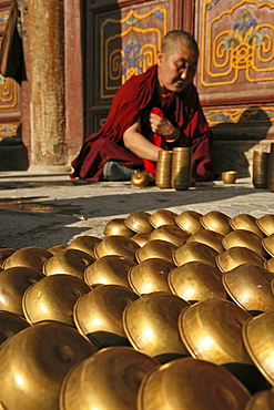 Monk filling the butter lamps in readiness for the birthday celebrations of Wenshu, Shuxiang temple, Mount Wutai, Wutai Shan, Five Terrace Mountain, Buddhist Centre, town of Taihuai, Shanxi province, China