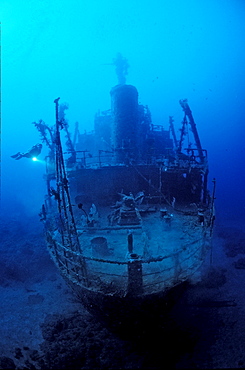 Unbekanntes Schiffswrack und Taucher, Papua Neu Guinea, Bismark Sea|Unknown ship wreck and scuba diver, Papua New Guinea, Bismark Sea