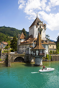 Sailing boat passing Castle Oberhofen, Lake Thun, Oberhofen, Bernese Oberland (highlands), Canton of Bern, Switzerland