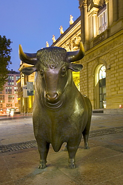 Germany, Frankfurt, stock exchange, bull and bear, twilight