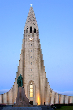 Iceland, Reykjavik, Hallgrimskirkja church, twilight