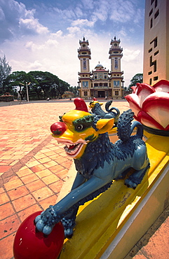 VIETNAM, Cao Dai Temple, Sculpture