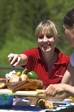 zwei frauen beim essen in der natur