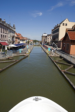 Houseboat Approaching Saverne Ecluse 30-31 Boat Lock, Canal de la Marne au Rhin, Saverne, Alsace, France