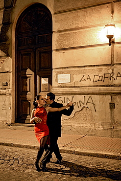 Young couple dancing the tango, San Telmo, Buenos Aires, Argentina, South America