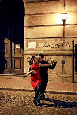 Young couple dancing the tango, San Telmo, Buenos Aires, Argentina, South America