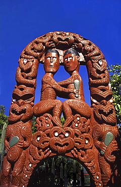 Neuseeland north island Rotorua Maori sculpture at the entrance of Whakarewarewa Thermal Reserve