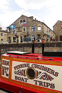 Barges on Leeds and Liverpool canal, Skipton, Yorkshire Dales, Yorkshire, England, Great Britain, Europe