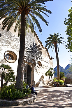 People sitting under the palm trees, country house, Jardines de Alfabia, Tramantura, Bunyola, Mallorca, Spain