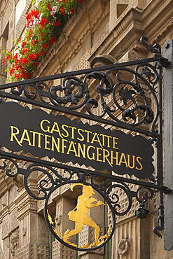 Rattenfaengerhaus, sign at the House of the Pied Piper, Hamelin, Weser Hills, North Lower Saxony, Germany, Europe