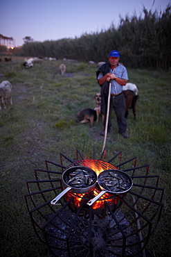 Fisherman frying mussels over an open fire, Hotel Areias do Seixo, Povoa de Penafirme, A-dos-Cunhados, Costa de Prata, Portugal