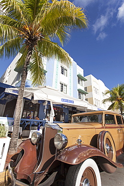 Oldtimer on the Ocean Drive, Art Deco District, South Beach, Miami, Florida, USA