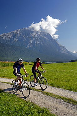 Couple on a mountain bike tour near Obermieming, near Telfs, Mieminger Plateau, Tyrol, Austria