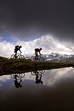 Two people on a mountain bike tour in Wipptal, near Matrei am Brenner, Brenner, Tyrol, Austria