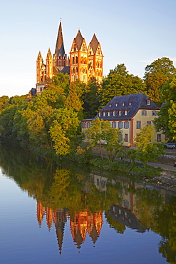 View from the Alte Lahnbruecke bridge across the river Lahn towards Limburg cathedral, St. Georgs Cathedral, Limburg, Lahn, Westerwald, Hesse, Germany, Europe