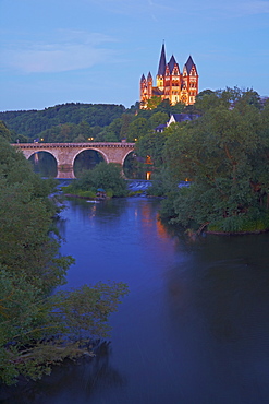 View of the Alte Lahnbruecke bridge and the river Lahn at Limburg cathedral in the evening, St. Georgs Cathedral, Limburg, Lahn, Westerwald, Hesse, Germany, Europe