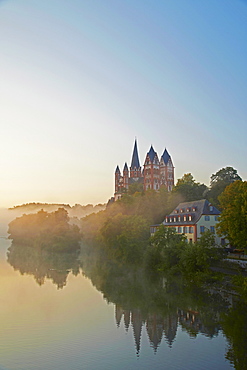 View from the Alte Lahnbruecke bridge across the river Lahn to Limburg cathedral in the early morning, St. Georgs Cathedral, Limburg, Westerwald, Hesse, Germany, Europe