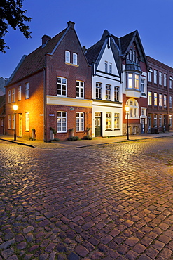 Houses at Mittelburgwall in the evening light, Friedrichstadt, Schleswig-Holstein, Germany